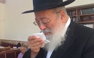 צפו: הגר"ש עמאר קורא את ההפטרה בדמעות