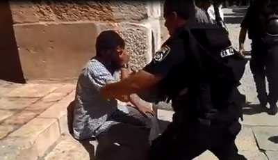 צפו בתיעוד: יהודי קורא "שמע ישראל" בהר הבית - ונעצר