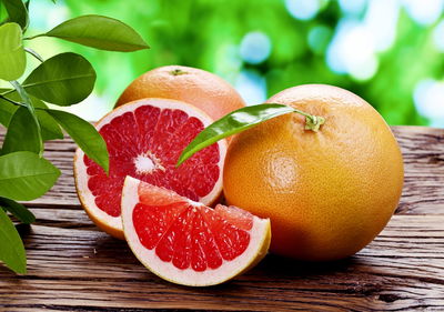 אשכולית. מכווצת נקבוביות ומנקה את עור הפנים