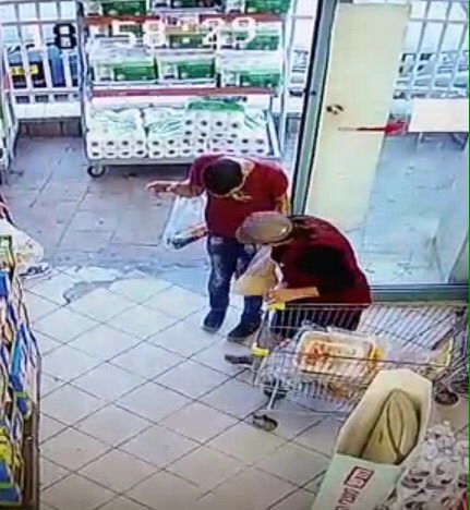 ניסה לגנוב וויסקי מהסופר ונבלם על-ידי המוכרת. תמונות