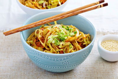 אטריות אורז (נודלס) עם ירקות מוקפצים