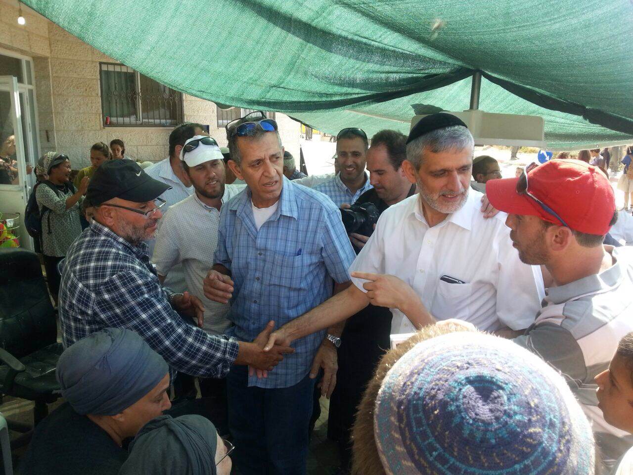 אלי ישי ביקר בבית אל: "לא הורסים בתים - רק של מחבלים"