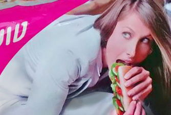 פמיניסטיות עם חוש הומור: למה היא מתכופפת?