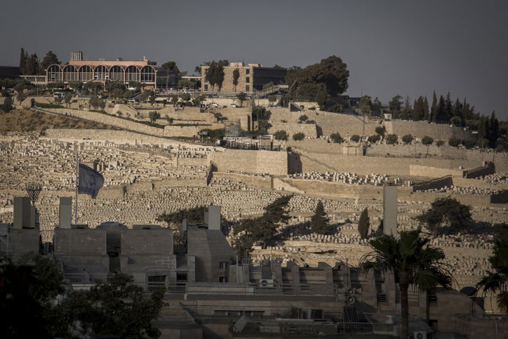 אחרי רגיעה: אבנים הושלכו על רכב בהר הזיתים וגרמו לנזק