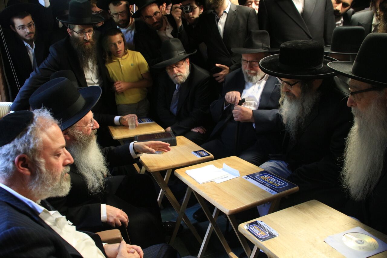 גדולי האדמו"רים מנחמים את ראש ישיבת לייקווד • גלריה