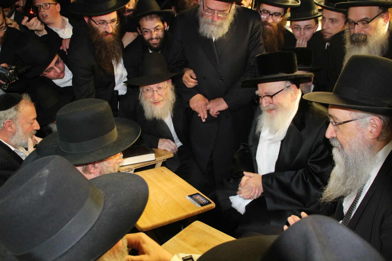 גדולי האדמו"רים מנחמים את ראש ישיבת לייקווד • גלריה