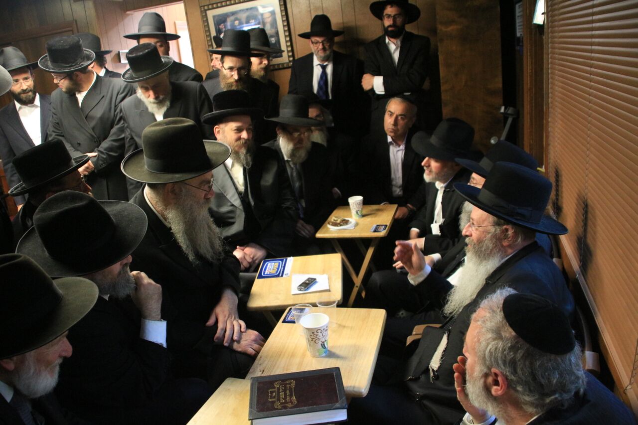 גדולי האדמו"רים מנחמים את ראש ישיבת לייקווד • גלריה
