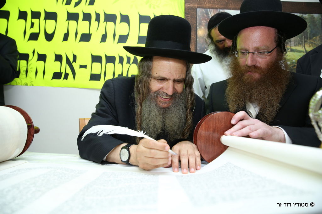 הרב שלום ארוש הכניס ספר תורה בבני ברק • גלריה
