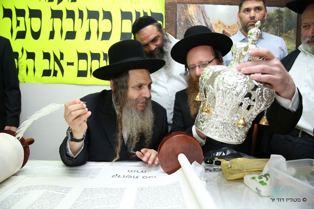 הרב שלום ארוש הכניס ספר תורה בבני ברק • גלריה