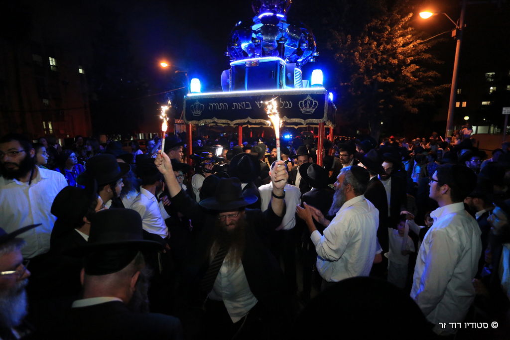 הרב שלום ארוש הכניס ספר תורה בבני ברק • גלריה