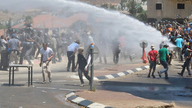 המתנחלים מתעמתים עם השוטרים, בתי המריבה נהרסים