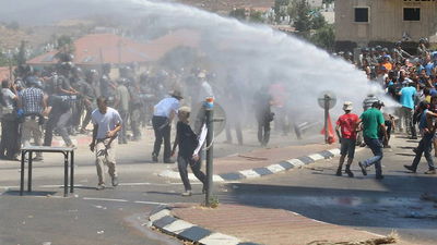 המתנחלים מתעמתים עם השוטרים, בתי המריבה נהרסים