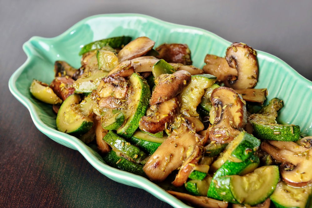 סלט קישואים ופטריות מוקפצים