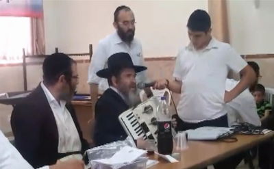 מונה רוזנבלום שר במחנה קיץ לעולים לישיבות • צפו בוידאו