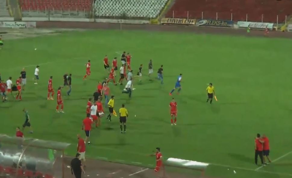 צפו: אוהדים פרצו למגרש ותקפו שחקנים ישראלים