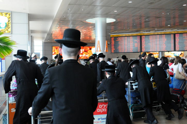 חרדים בנתב"ג. אילוסטרציה, למצולמים אין קשר לנאמר בכתבה