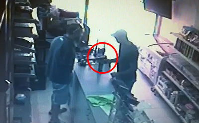 שדד את חברו בקיוסק באיומי אקדח ונעצר • צפו