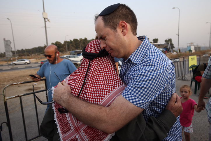 יהודים ומוסלמים התפללו יחד בגוש עציון. צפו בתיעוד