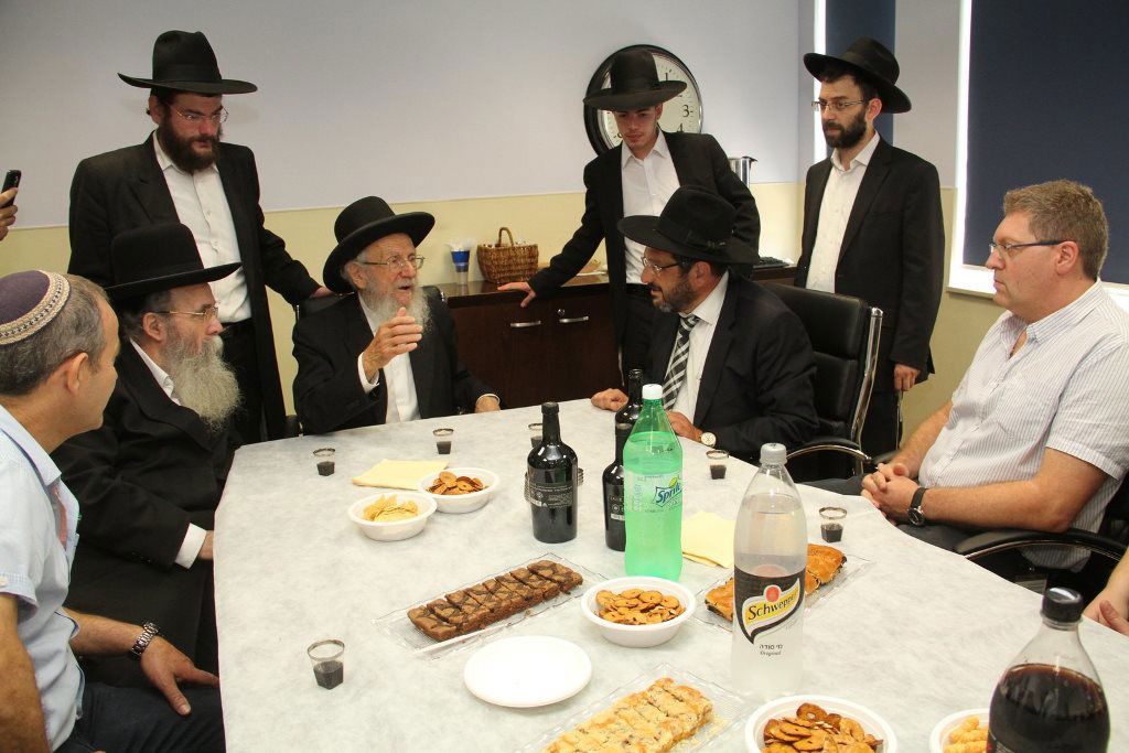 הגר"י אדלשטיין קבע מזוזות בהנהלת מחוז השרון של מכבי שירותי בריאות