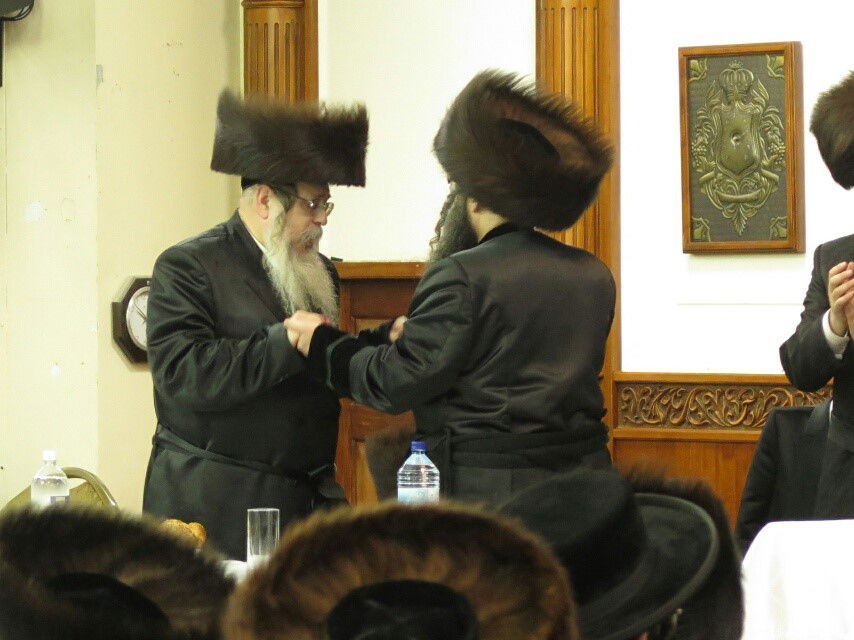 תיעוד: הרבי מטאהש רוקד בחתונת נכדתו עם נכד הרבי מתולדות אברהם יצחק