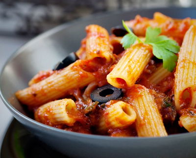 פסטה עם נקניק פיקנטי, זיתים ורוזמרין