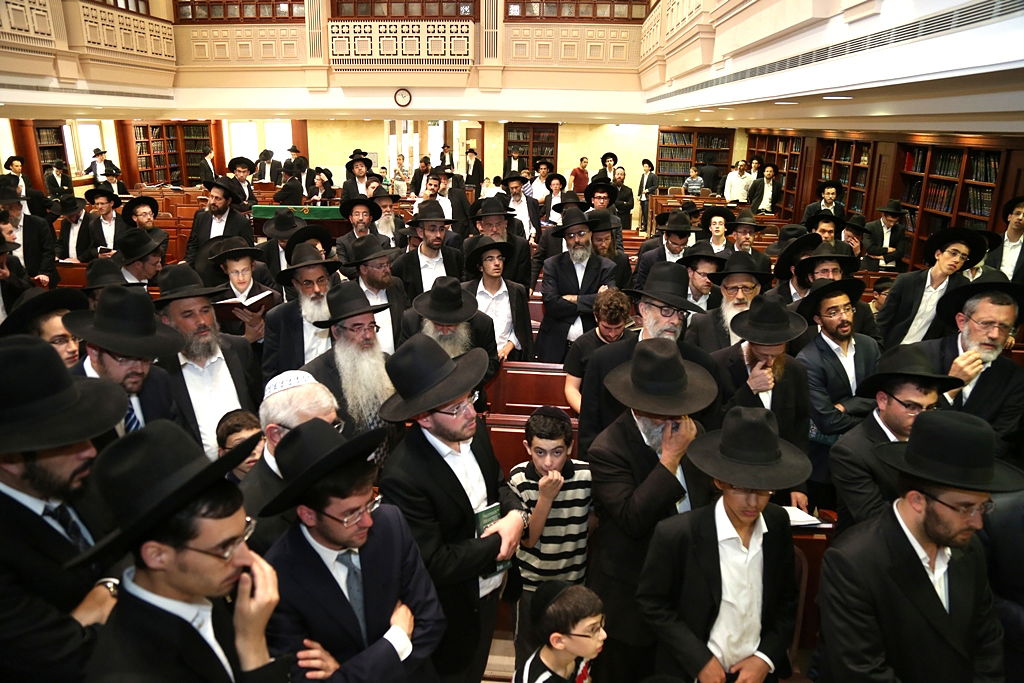 בבית הכנסת בו אירע הטבח: ברית לנכד הנרצח • צפו בתיעוד