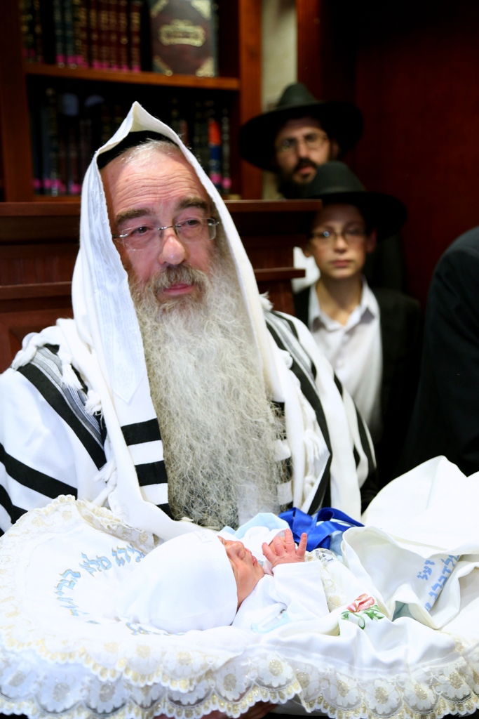 בבית הכנסת בו אירע הטבח: ברית לנכד הנרצח • צפו בתיעוד