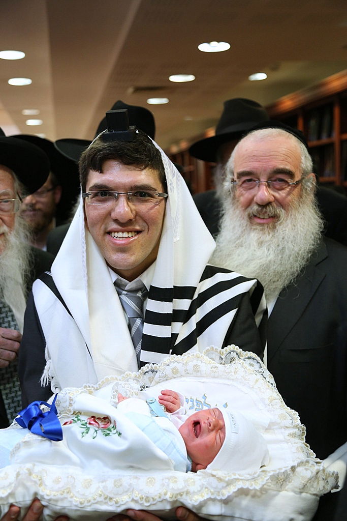 בבית הכנסת בו אירע הטבח: ברית לנכד הנרצח • צפו בתיעוד