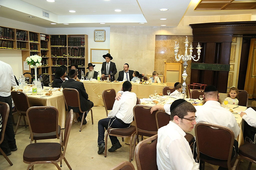 בבית הכנסת בו אירע הטבח: ברית לנכד הנרצח • צפו בתיעוד