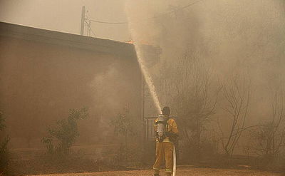 כך לוחמי האש נלחמים בלהבות • תיעוד נדיר