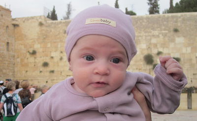 הורי חיה זיסל בראון שנרצחה בפיגוע בי-ם חבקו בת נוספת