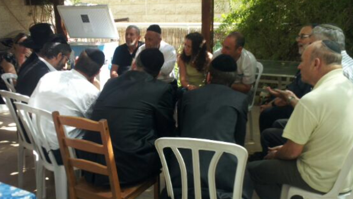 הפעילים החרדים מנחמים את הוריה של שירה בנקי ע"ה