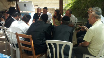 הפעילים החרדים מנחמים את הוריה של שירה בנקי ע"ה