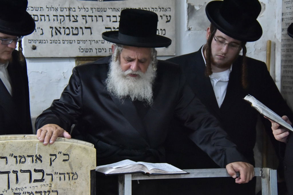 האדמו"ר מקוסוב ויז'ניץ בציון חמיו הרבי מסערט ויז'ניץ זצ"ל