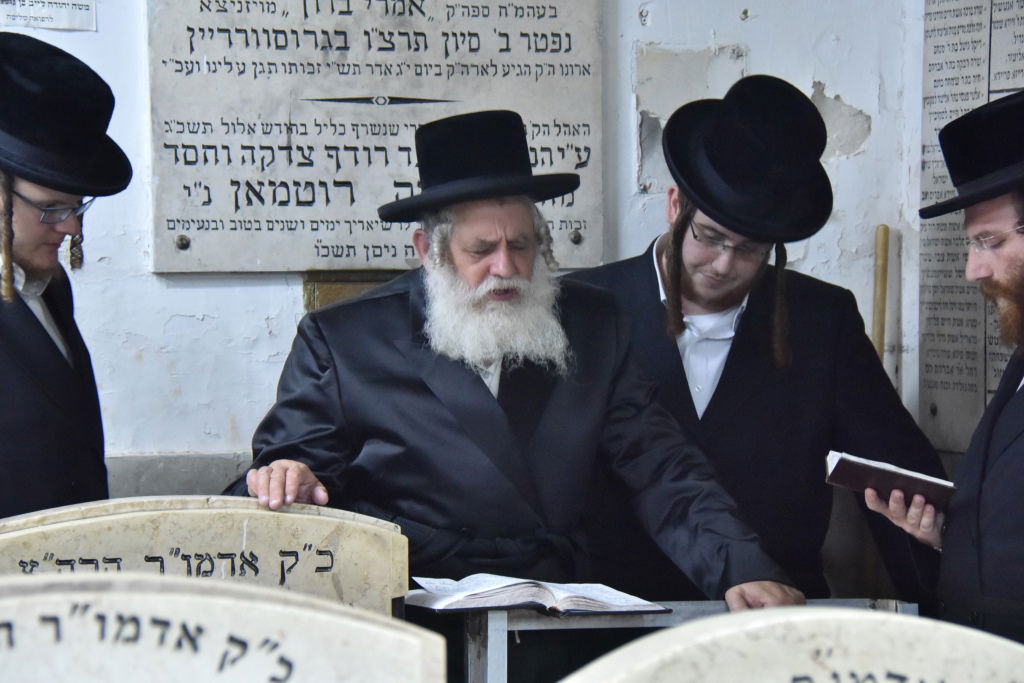 האדמו"ר מקוסוב ויז'ניץ בציון חמיו הרבי מסערט ויז'ניץ זצ"ל