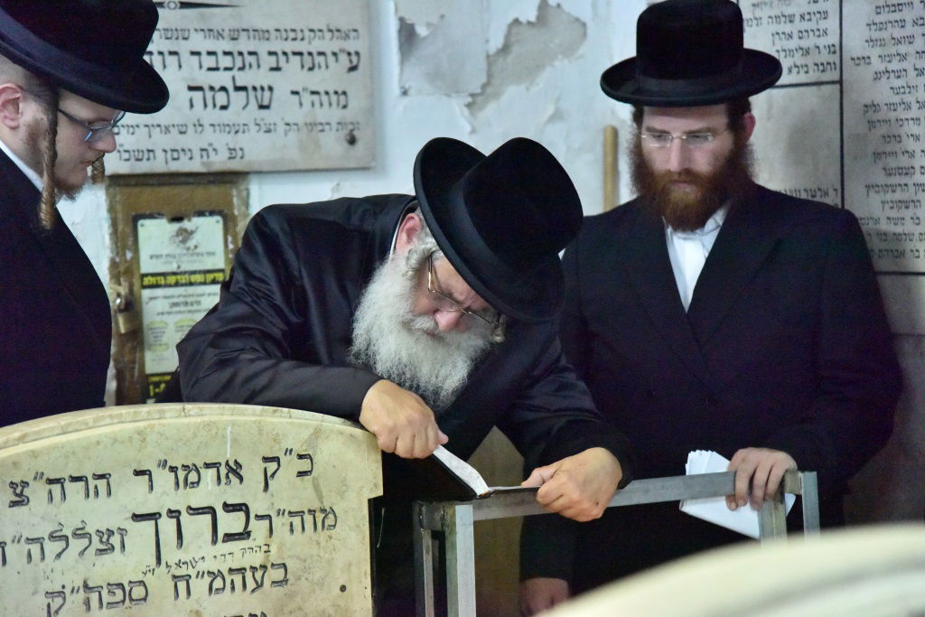 האדמו"ר מקוסוב ויז'ניץ בציון חמיו הרבי מסערט ויז'ניץ זצ"ל