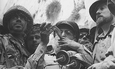 הרב הראשי לצה"ל שלמה גורן עם ספר התורה ששוחזר לאחרונה