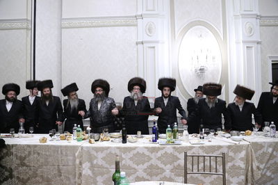 תמונות: שמחת ה'שבע ברכות' המרכזית בחצר ספינקא מונסי