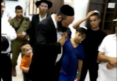 הרב עשה קריעה בבגדו וספרי התורה הוצאו מההיכל בבכי