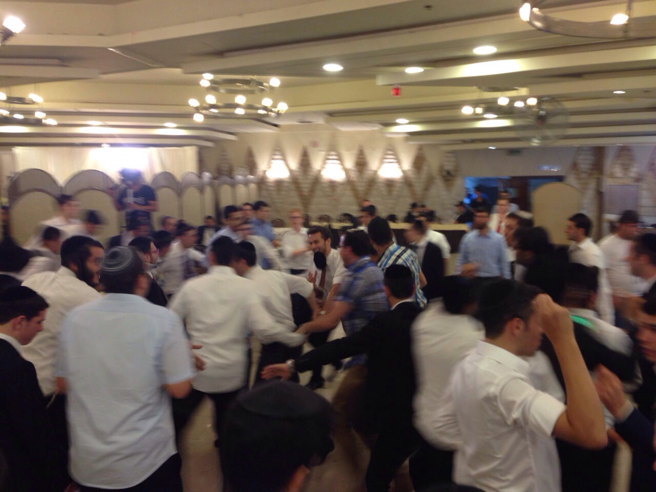 מרגש: מאות הגיעו לשמח בחתונת זוג שבני משפחתם בחו"ל