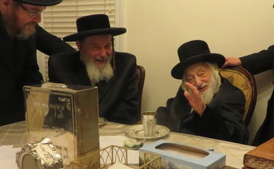 הרבי מספינקא ירושלים (משמאל) בביקור אצל האדמו"ר מסקולען