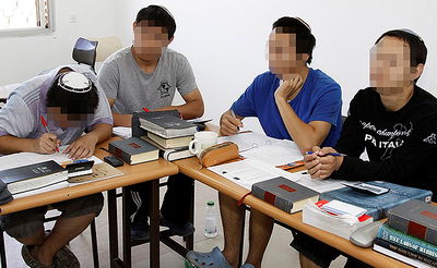 צעירים לומדים לפני גיור. אילוסטרציה, למצולמים אין קשר לכתבה