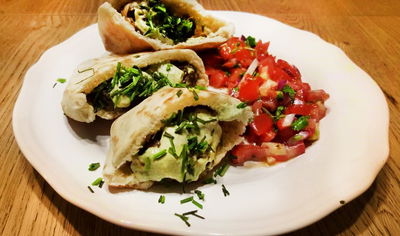 קציצות בשר וטחינה עסיסית בפיתה. לפנק לפנק