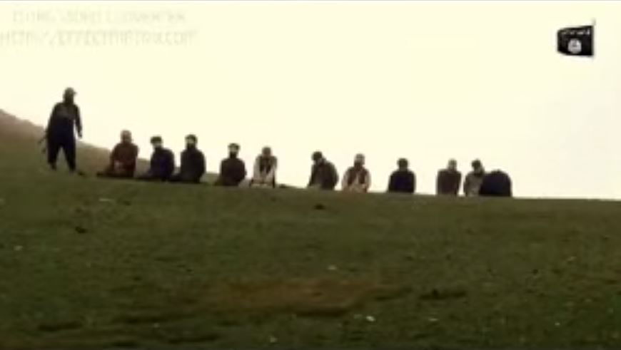 השיטה האכזרית החדשה: דאעש מפוצץ שבויים במטעני חבלה