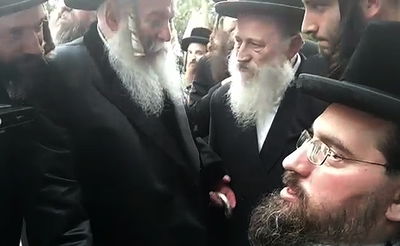 מרגש: חסיד ביקש ברכה מהרבי מבאבוב באמצעות הנעת אישונים