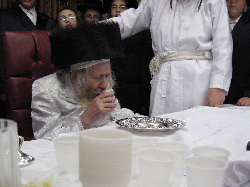 תיעוד: תמונות מחייו של זקן האדמו"רים זצ"ל