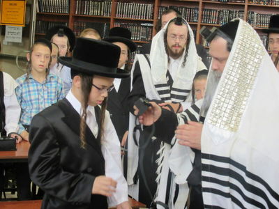 נדבורנה-ביתר: הנחת תפילין לבן האדמו"ר