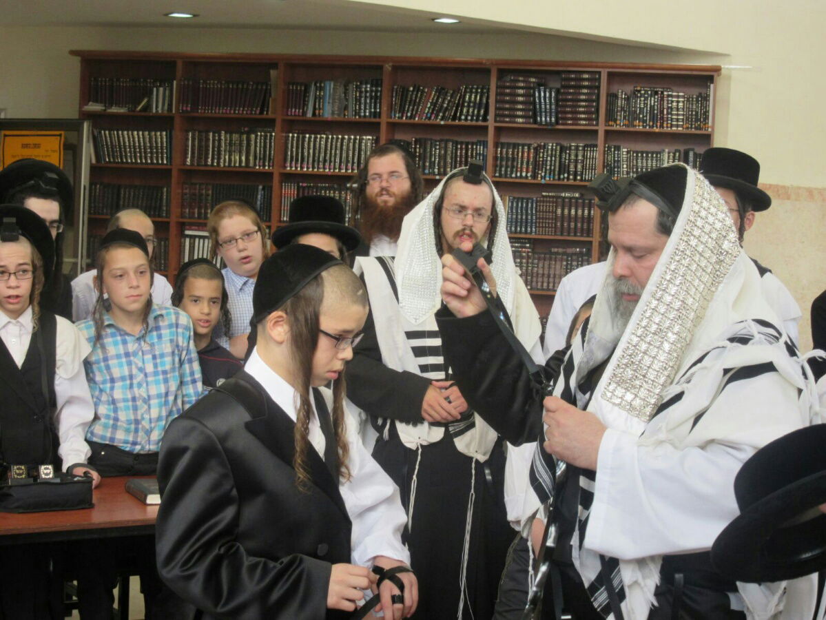 נדבורנה-ביתר: הנחת תפילין לבן האדמו"ר