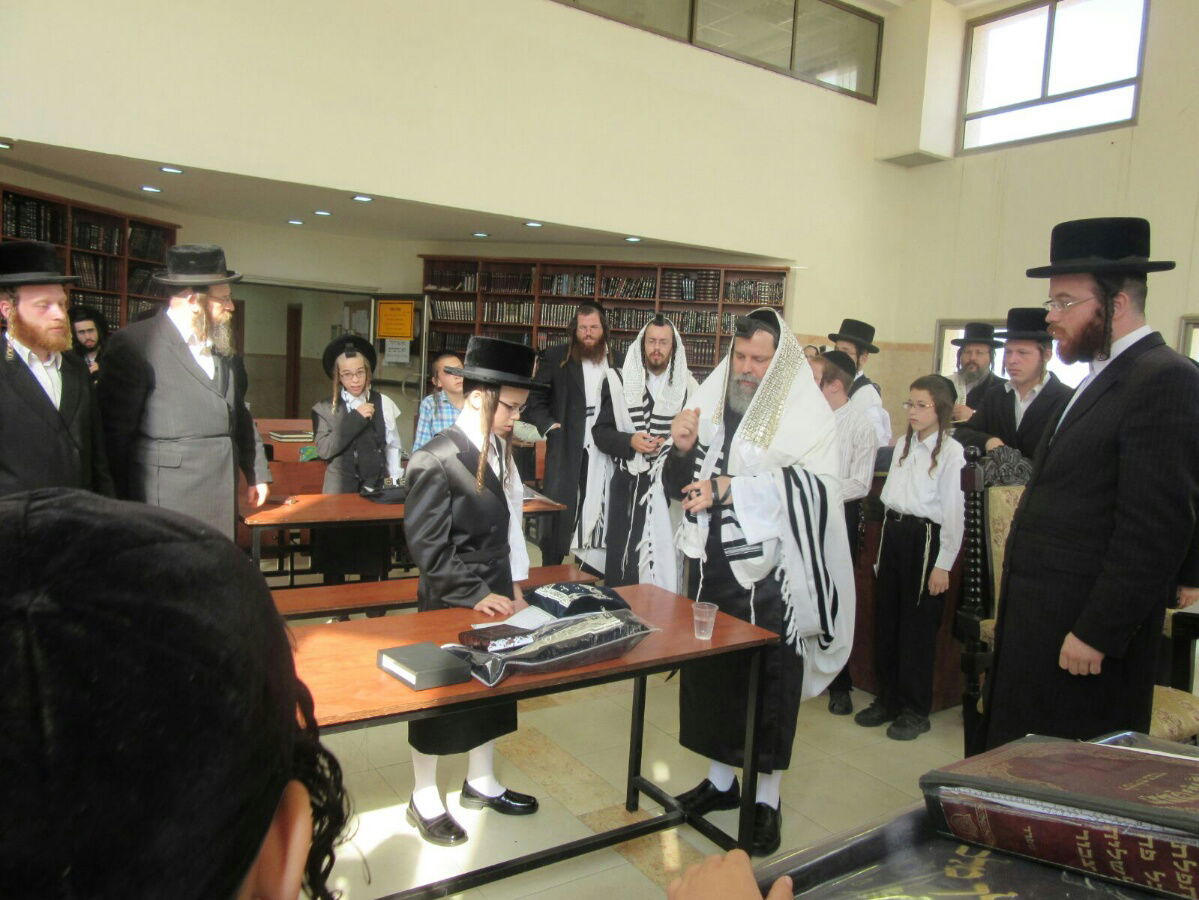 נדבורנה-ביתר: הנחת תפילין לבן האדמו"ר