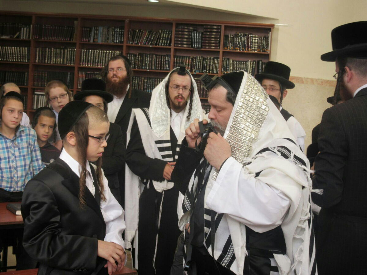 נדבורנה-ביתר: הנחת תפילין לבן האדמו"ר